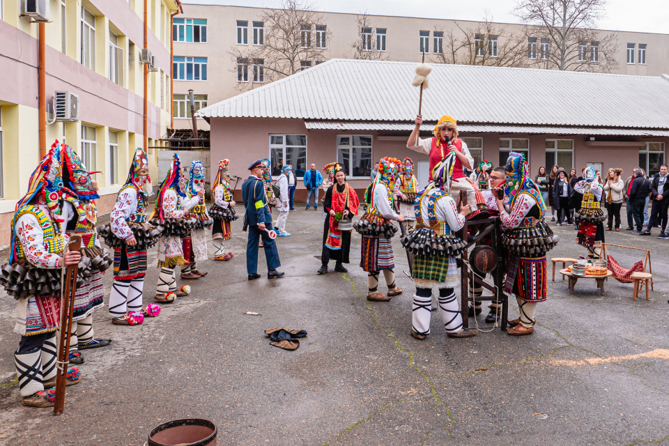 
Ден преди началото на Международния маскараден фестивал „Кукерландия“, който тази година навършва четвърт век, ученическа кукерска група представи ритуалите...